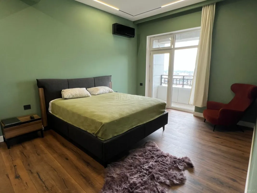 Kirayə verilir 4 otaqlı mənzil 210 m²