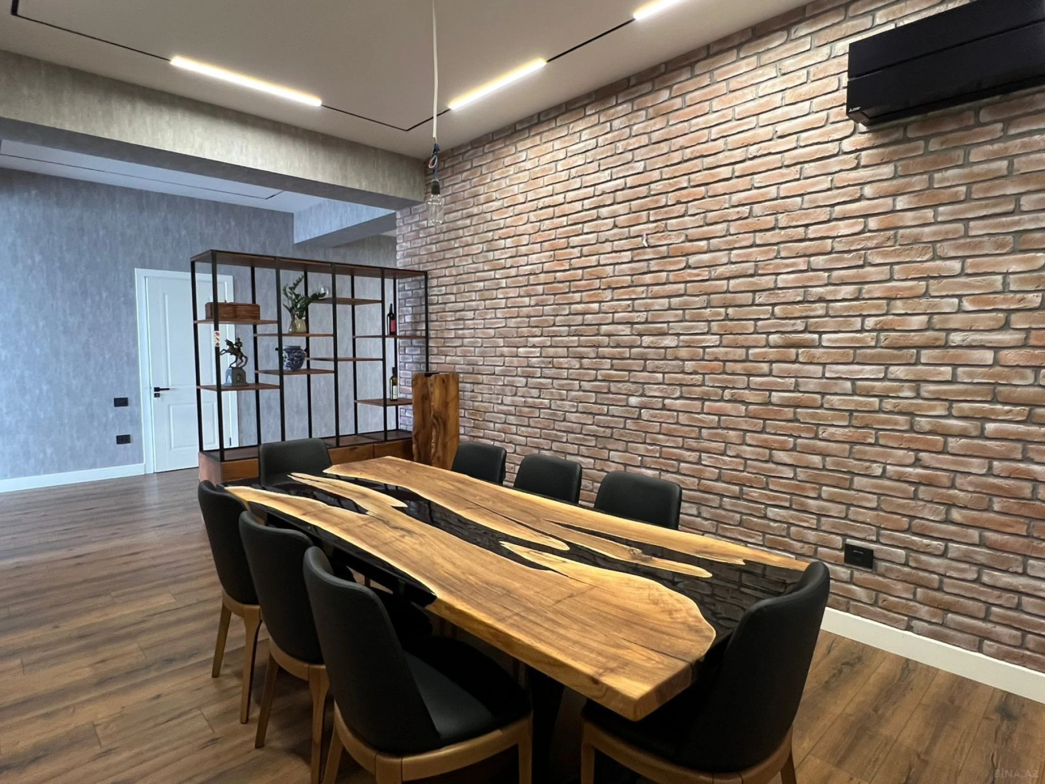 Kirayə verilir 4 otaqlı mənzil 210 m²