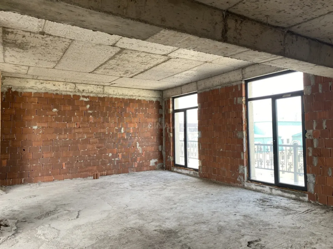 Satılır 10 otaqlı mənzil 670 m²