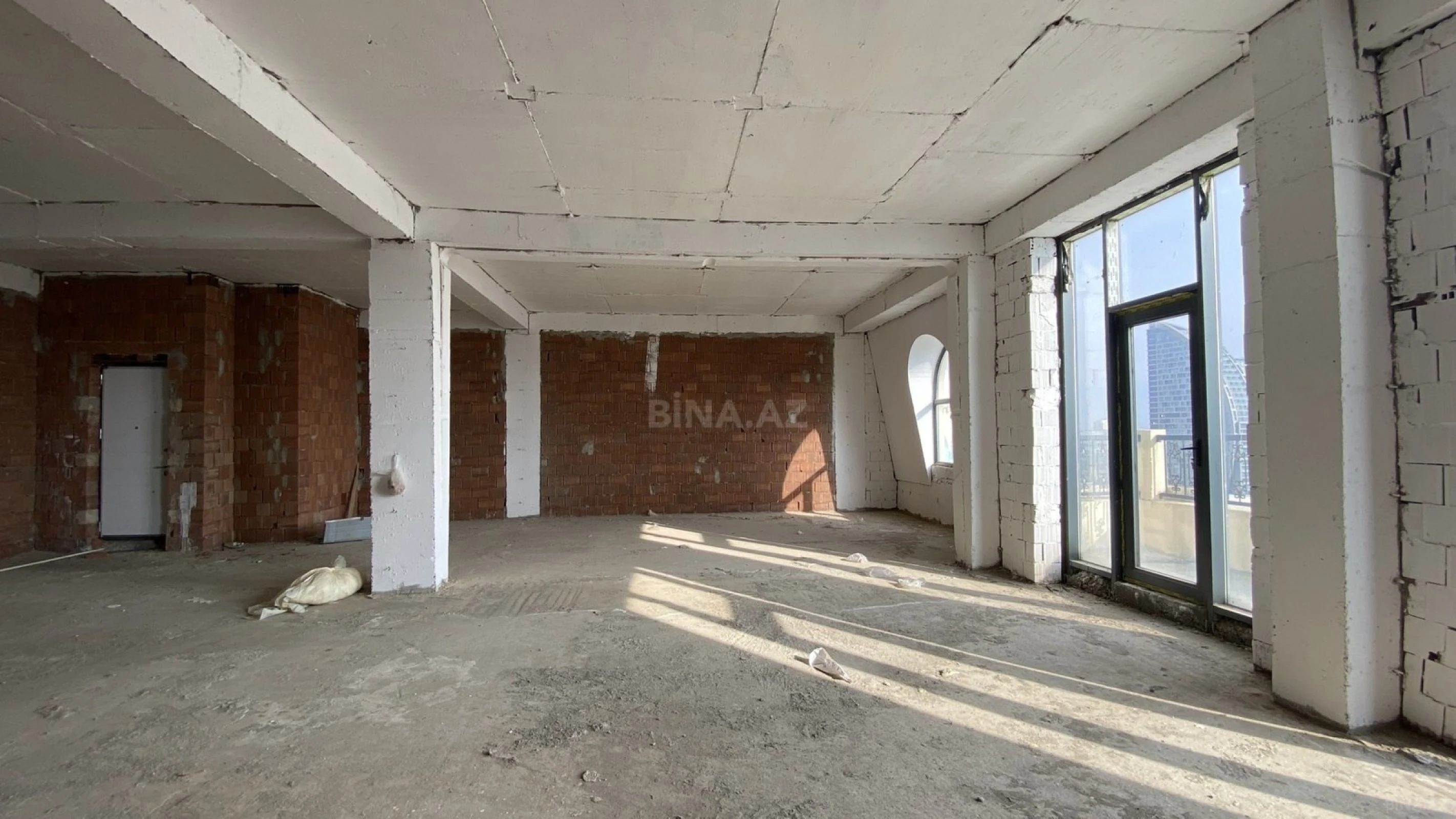 Satılır 10 otaqlı mənzil 670 m²