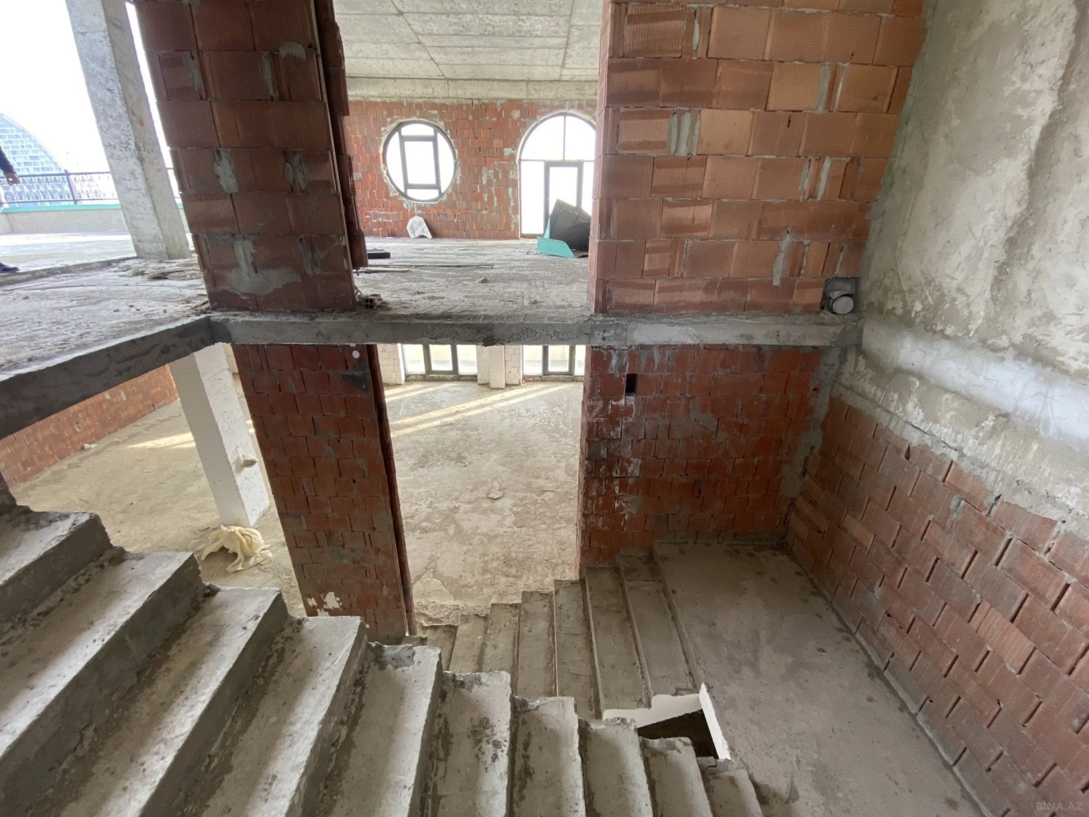 Satılır 10 otaqlı mənzil 670 m²