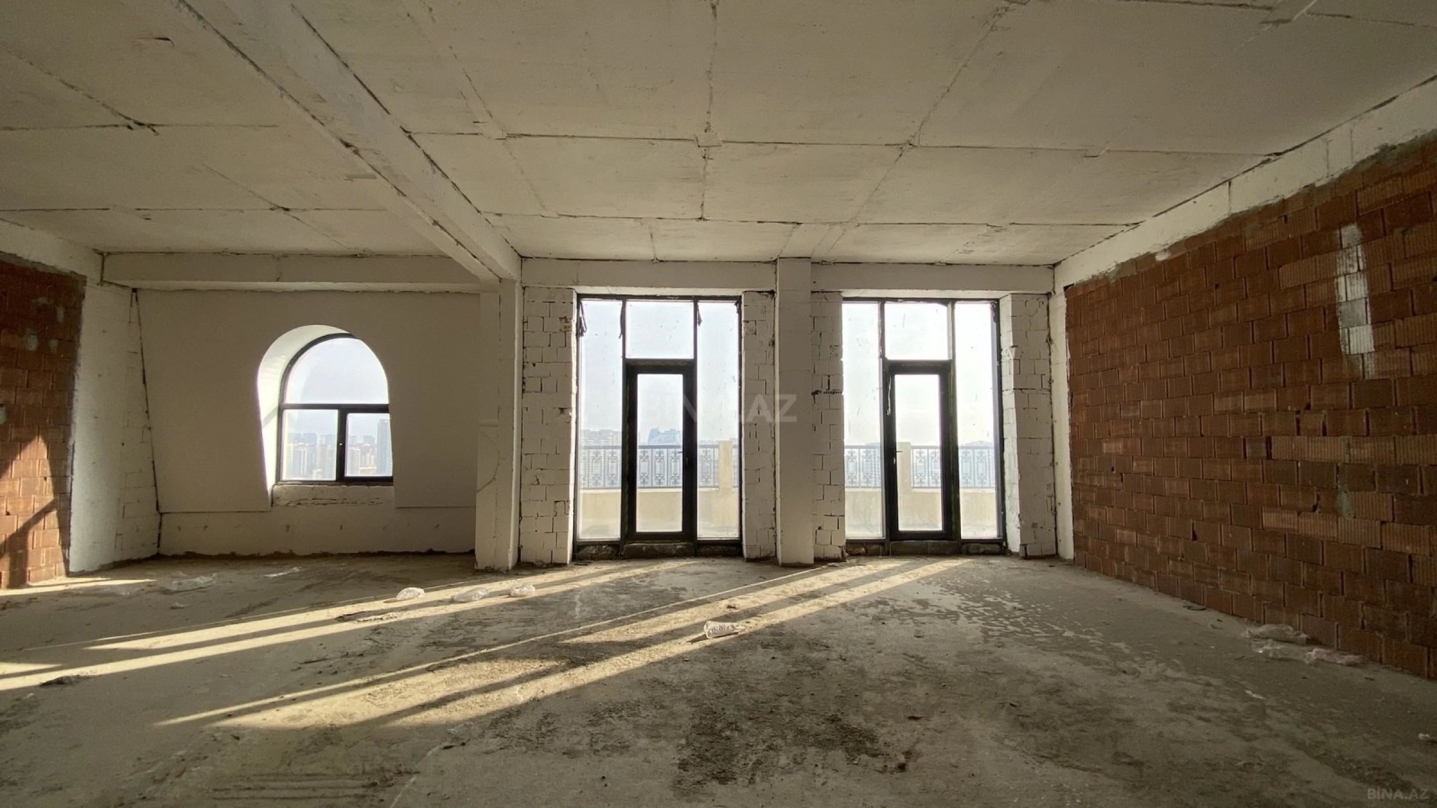 Satılır 10 otaqlı mənzil 670 m²