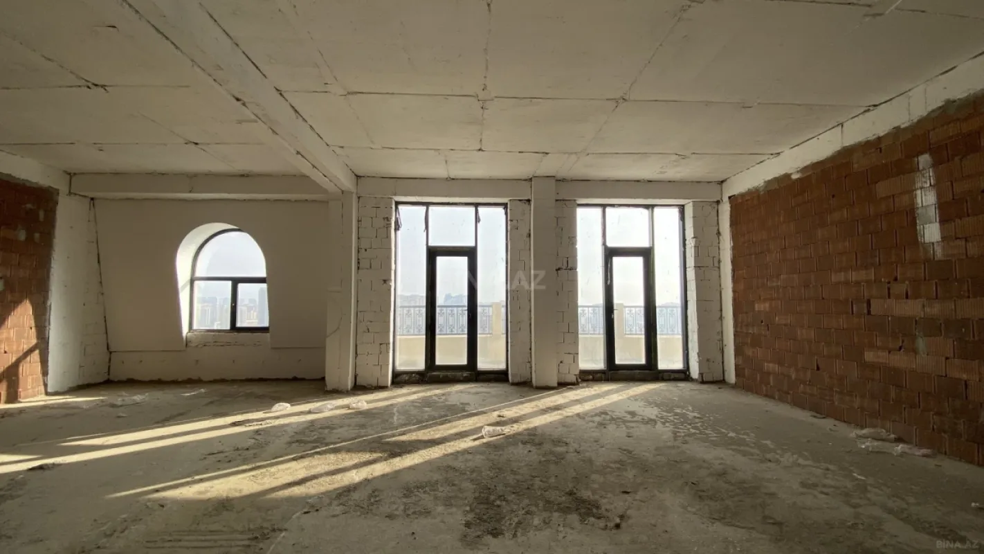 Satılır 10 otaqlı mənzil 670 m²