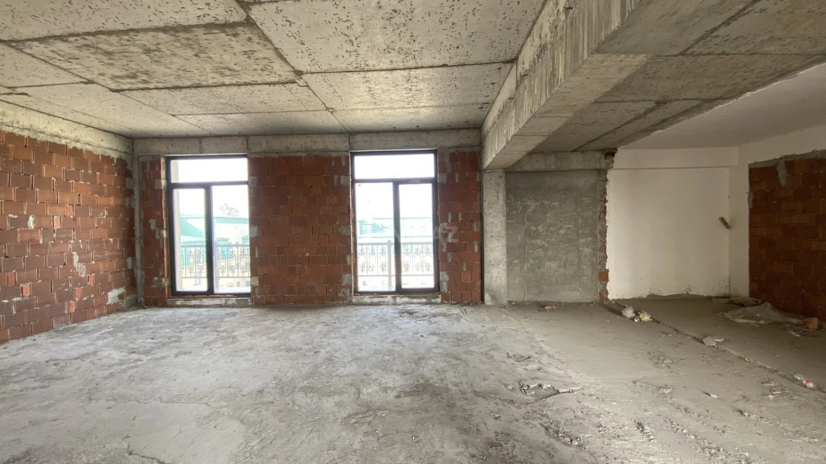 Satılır 10 otaqlı mənzil 670 m²