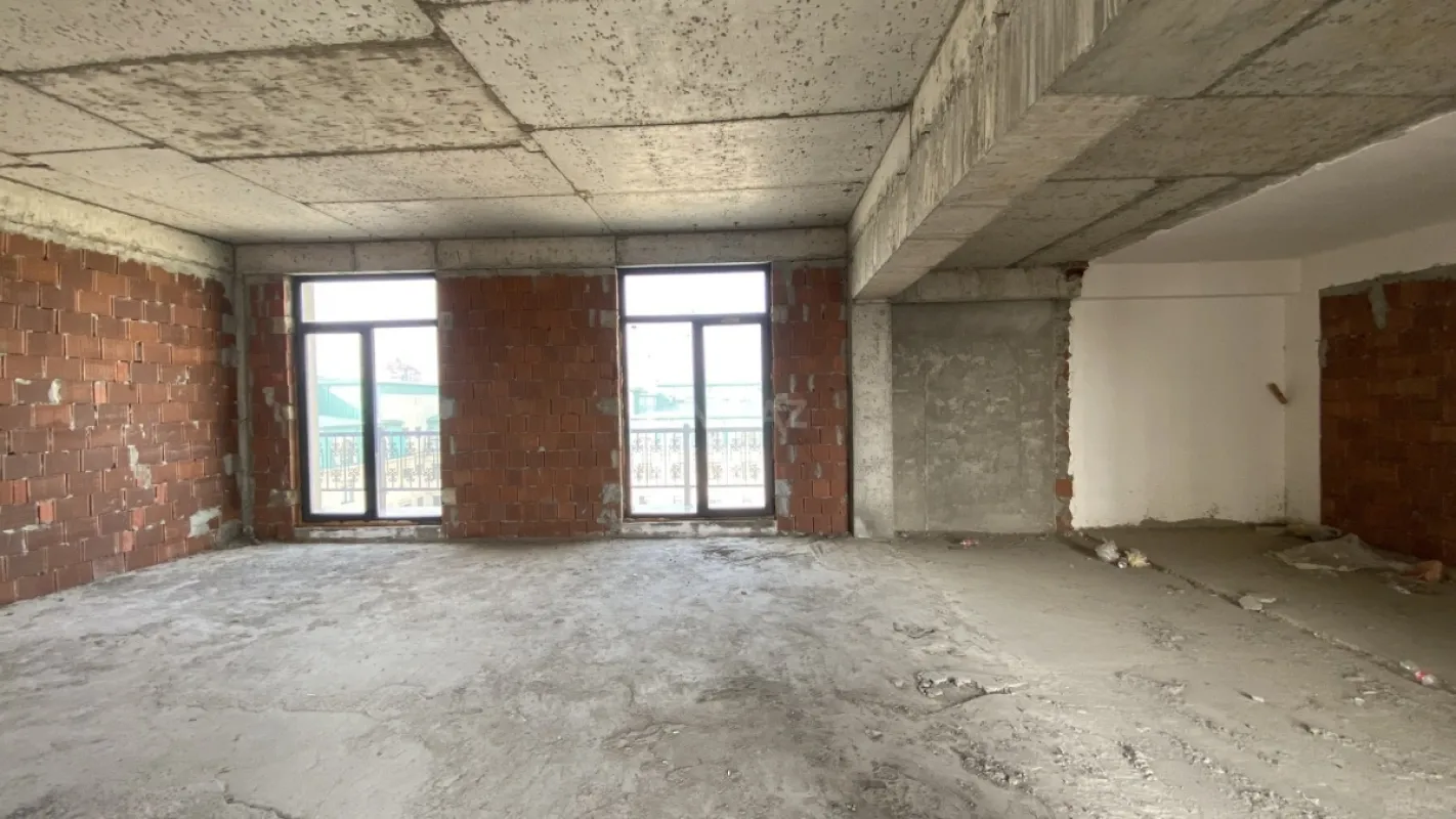 Satılır 10 otaqlı mənzil 670 m²