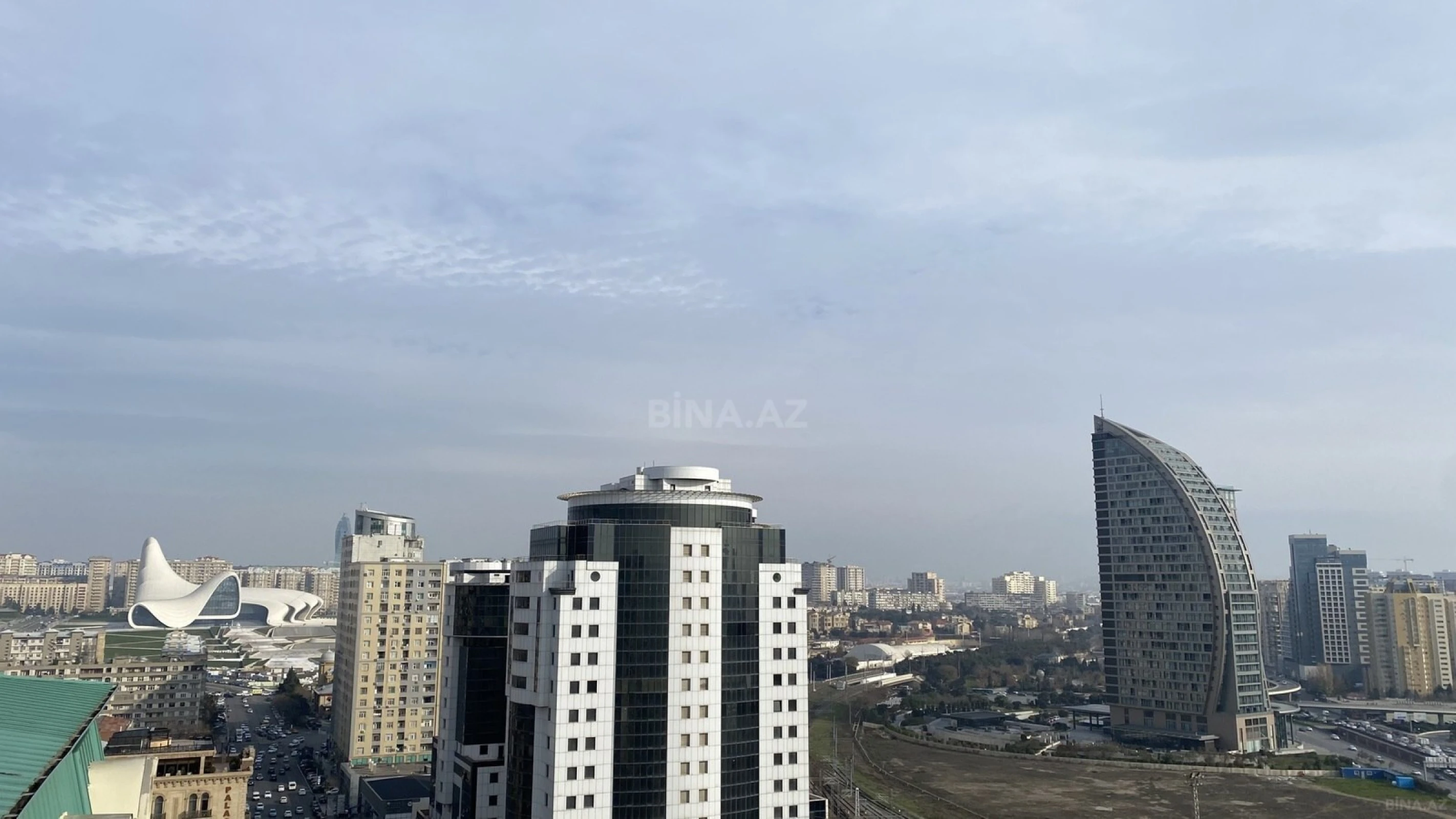 Satılır 10 otaqlı mənzil 670 m²