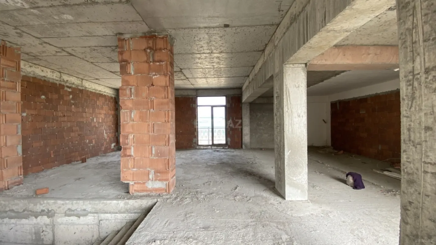 Satılır 10 otaqlı mənzil 670 m²