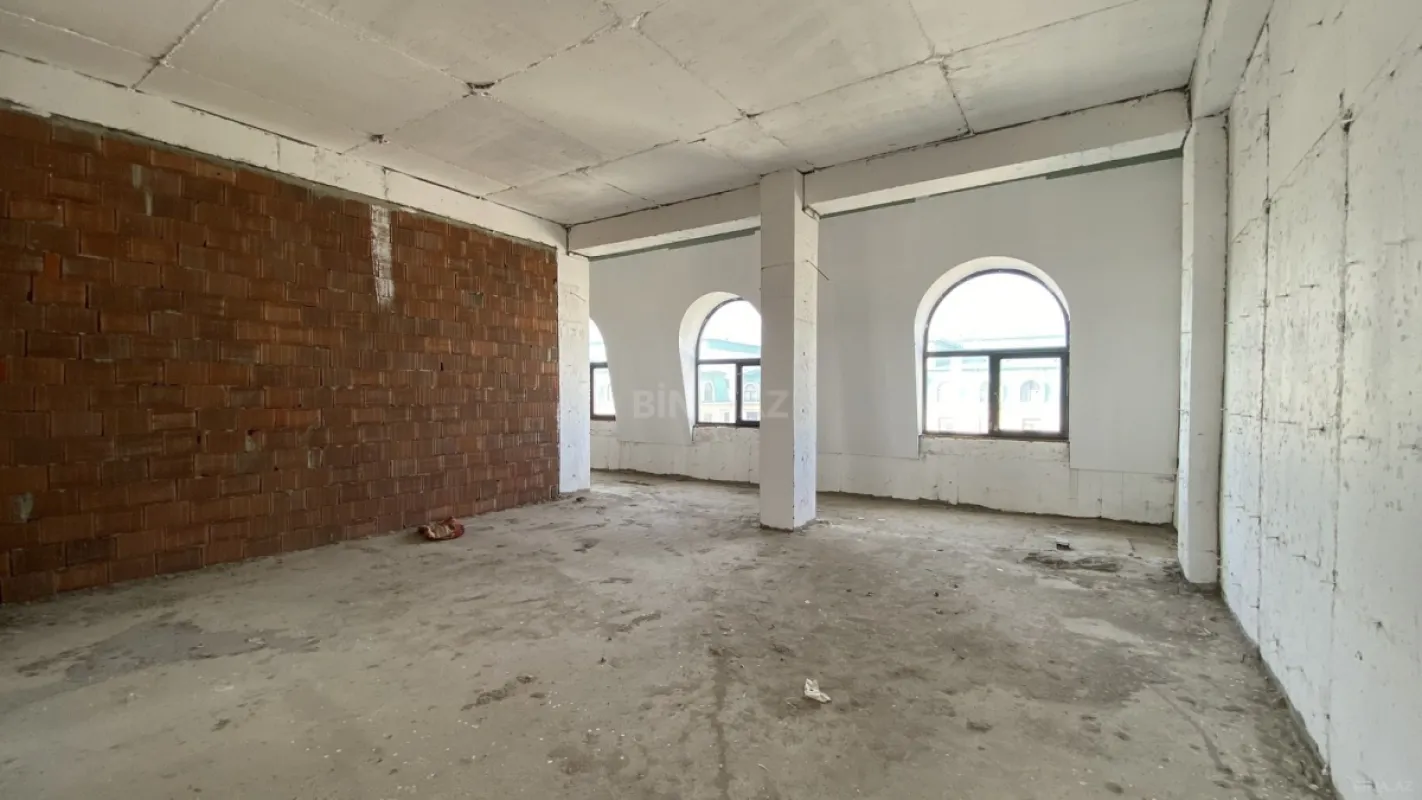 Satılır 10 otaqlı mənzil 670 m²