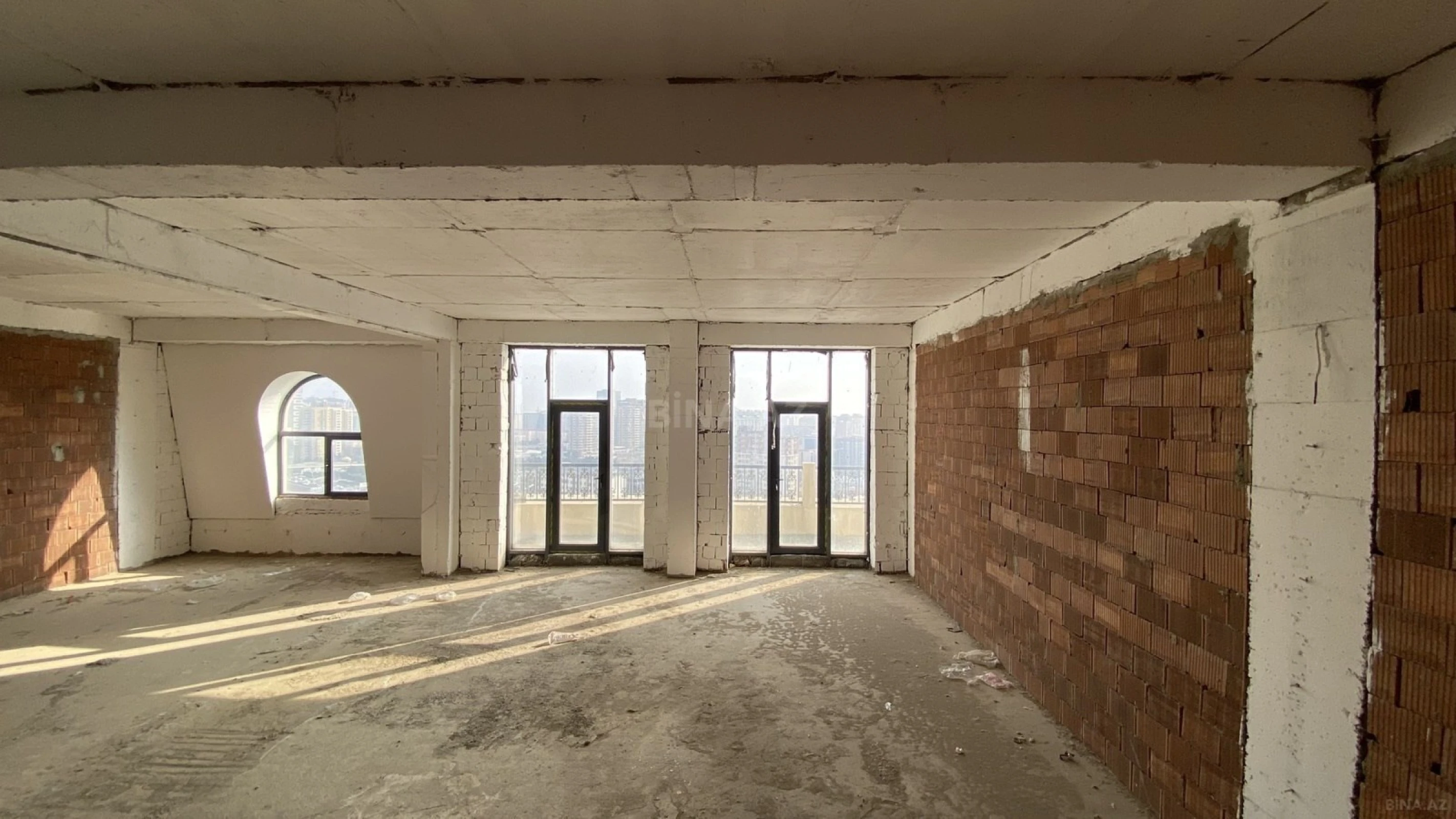 Satılır 10 otaqlı mənzil 670 m²