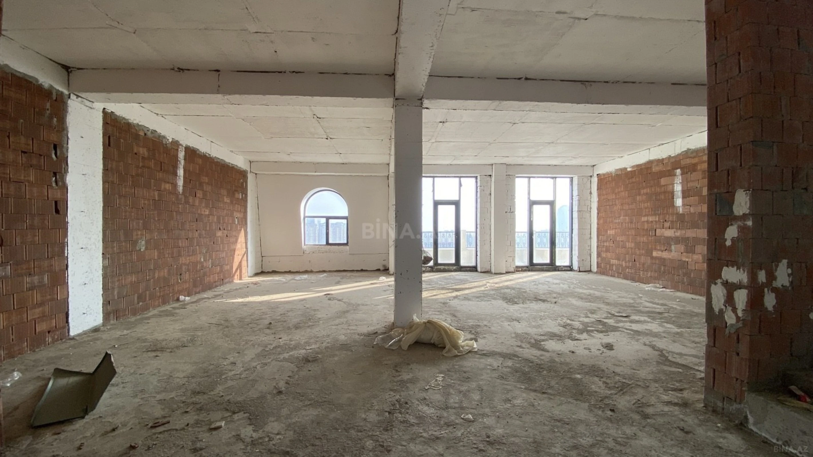 Satılır 10 otaqlı mənzil 670 m²