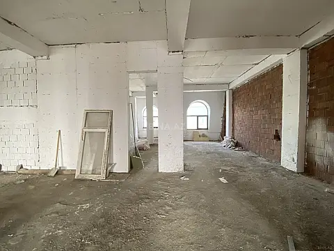 Satılır 4 otaqlı mənzil 215 m²