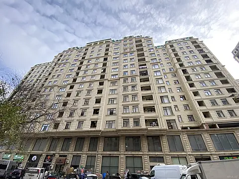 Satılır 4 otaqlı mənzil 215 m²