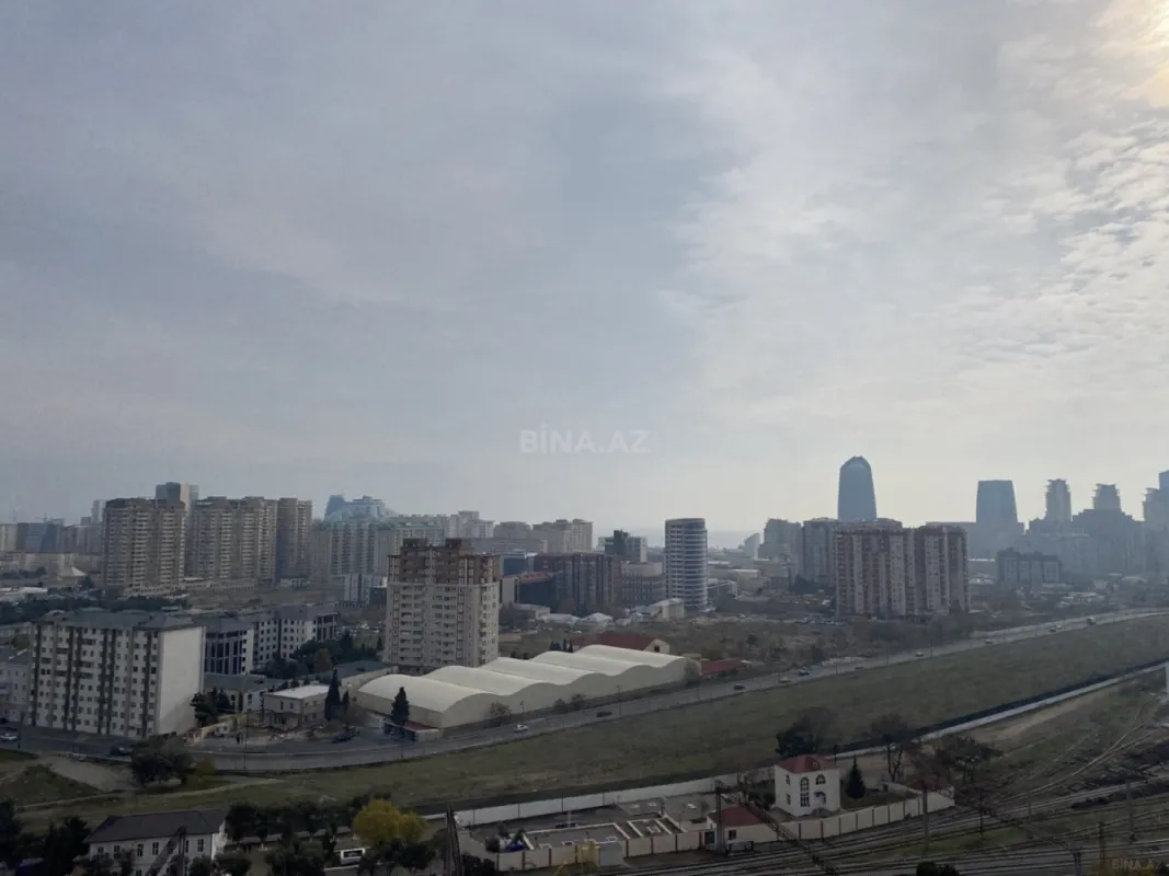 Satılır 4 otaqlı mənzil 215 m²