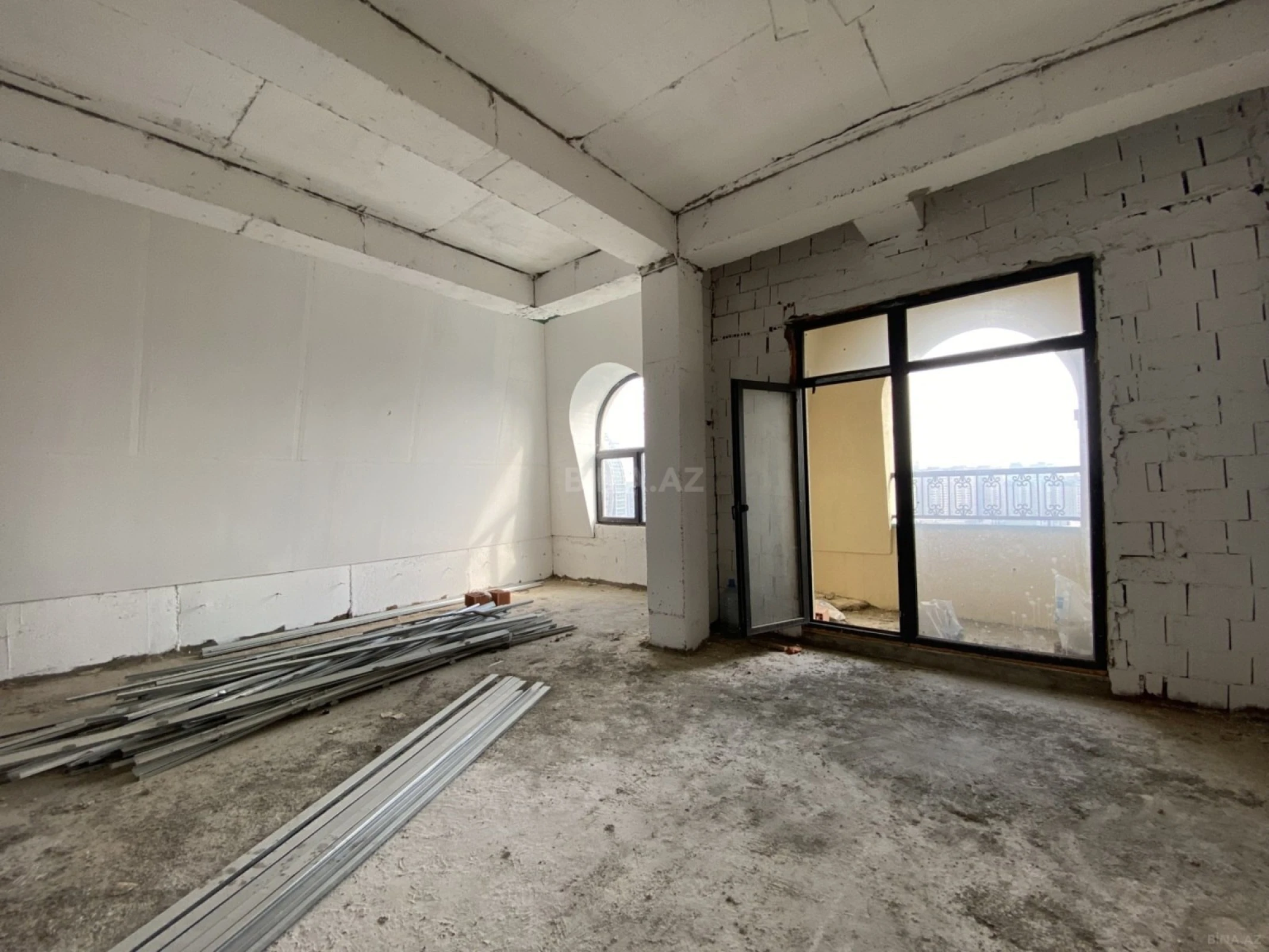 Satılır 4 otaqlı mənzil 215 m²