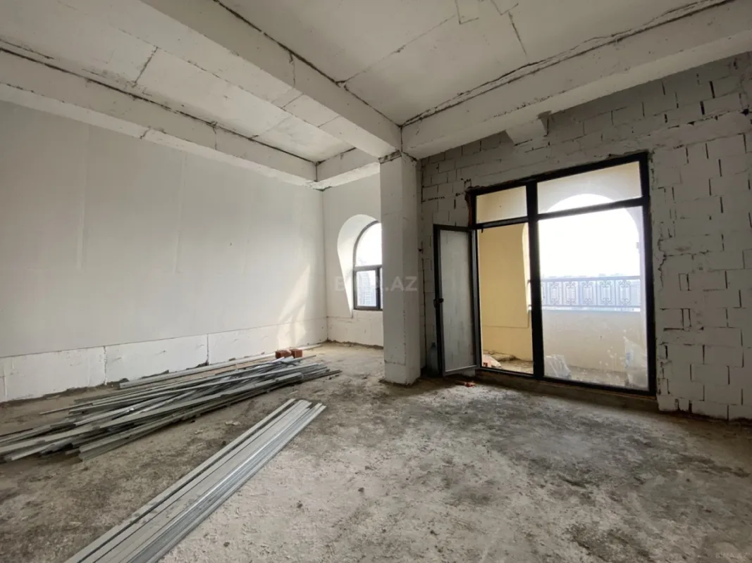 Satılır 4 otaqlı mənzil 215 m²