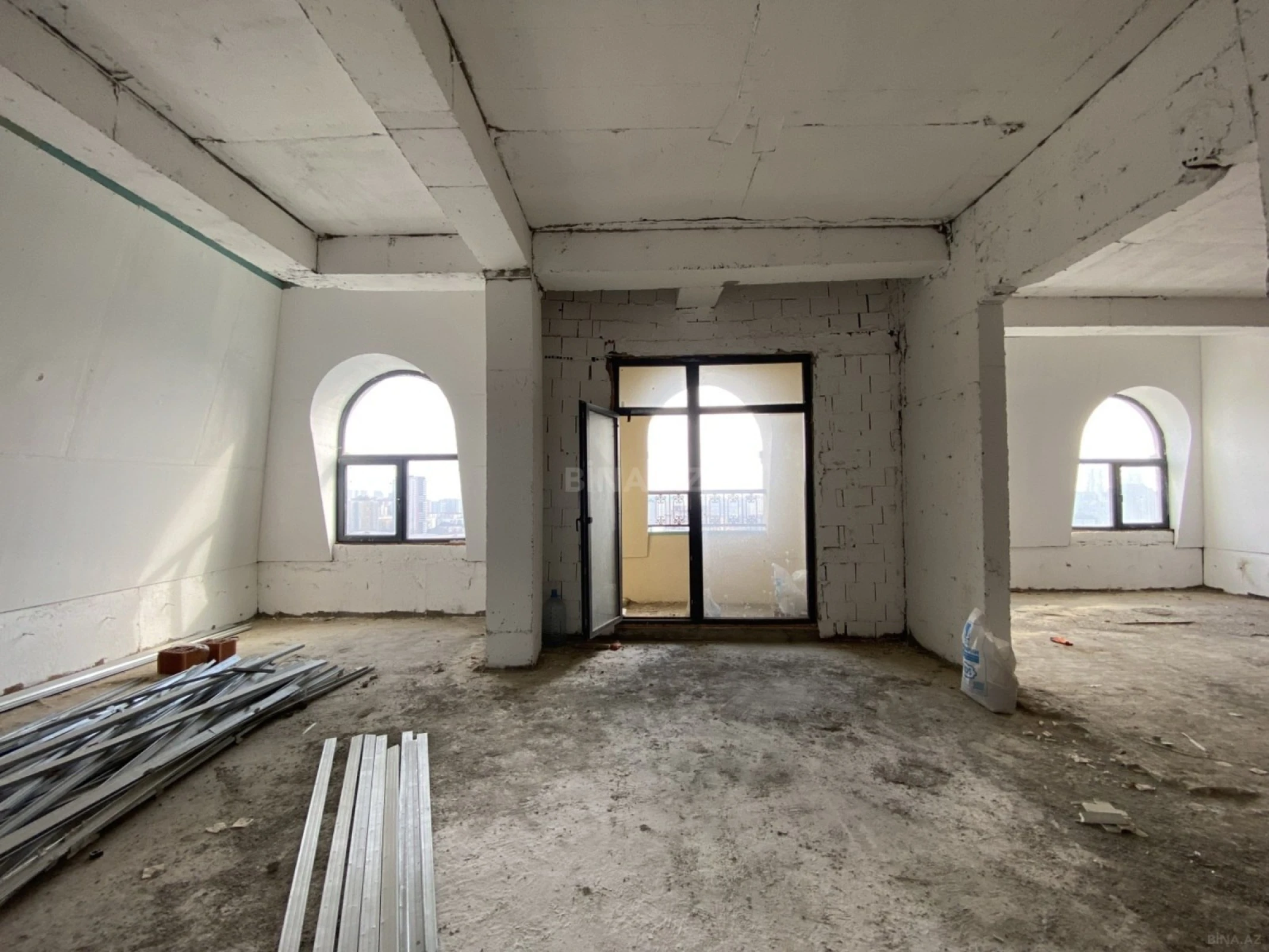 Satılır 4 otaqlı mənzil 215 m²