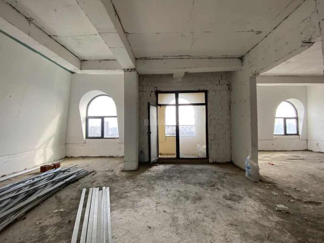 Satılır 4 otaqlı mənzil 215 m²