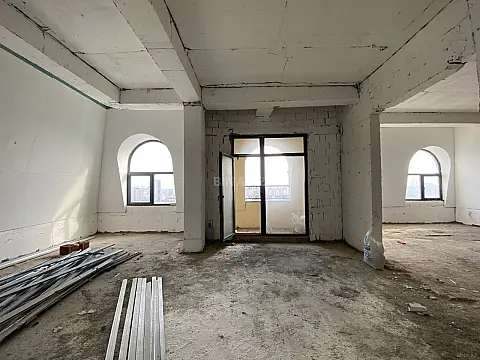 Satılır 4 otaqlı mənzil 215 m²