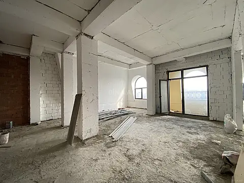 Satılır 4 otaqlı mənzil 215 m²