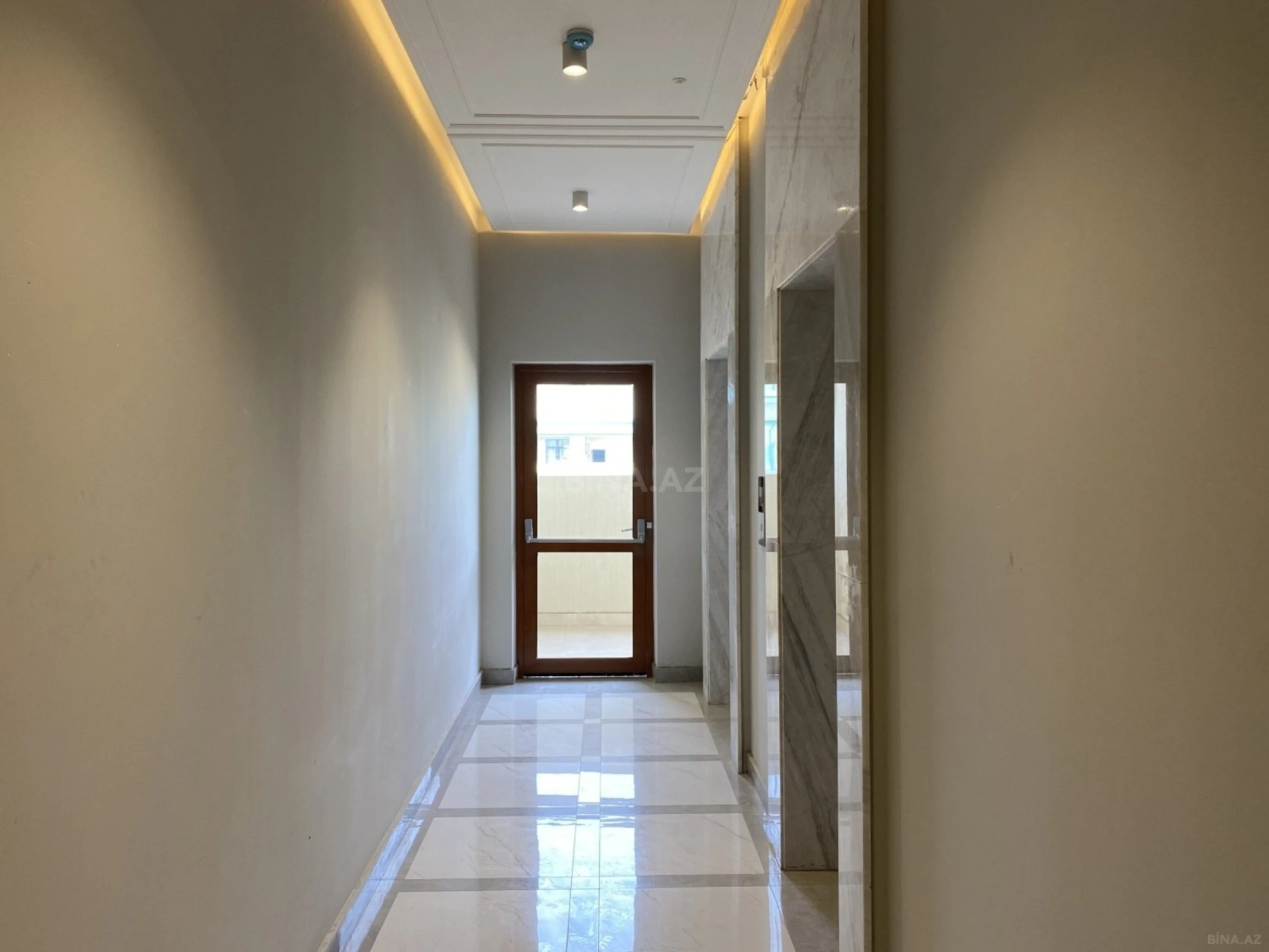 Satılır 4 otaqlı mənzil 215 m²
