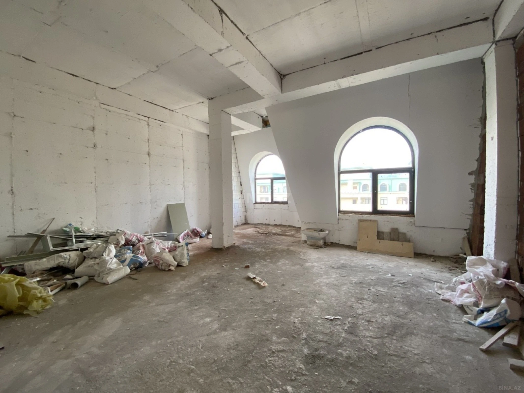 Satılır 4 otaqlı mənzil 215 m²