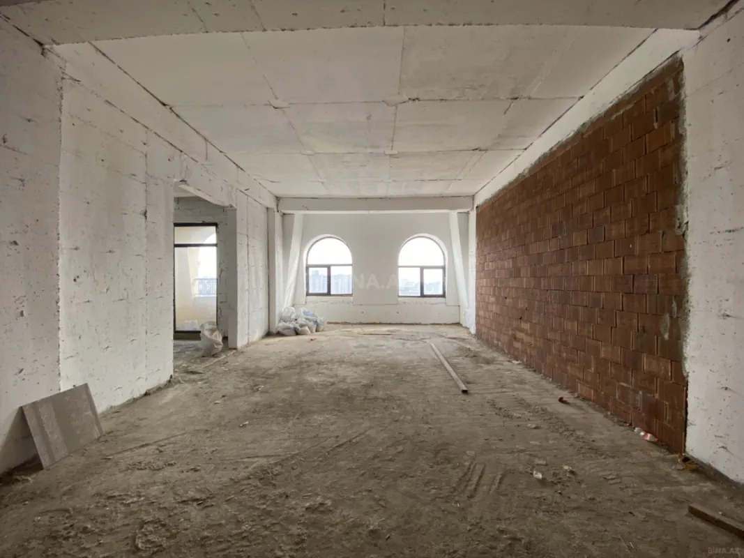 Satılır 4 otaqlı mənzil 215 m²