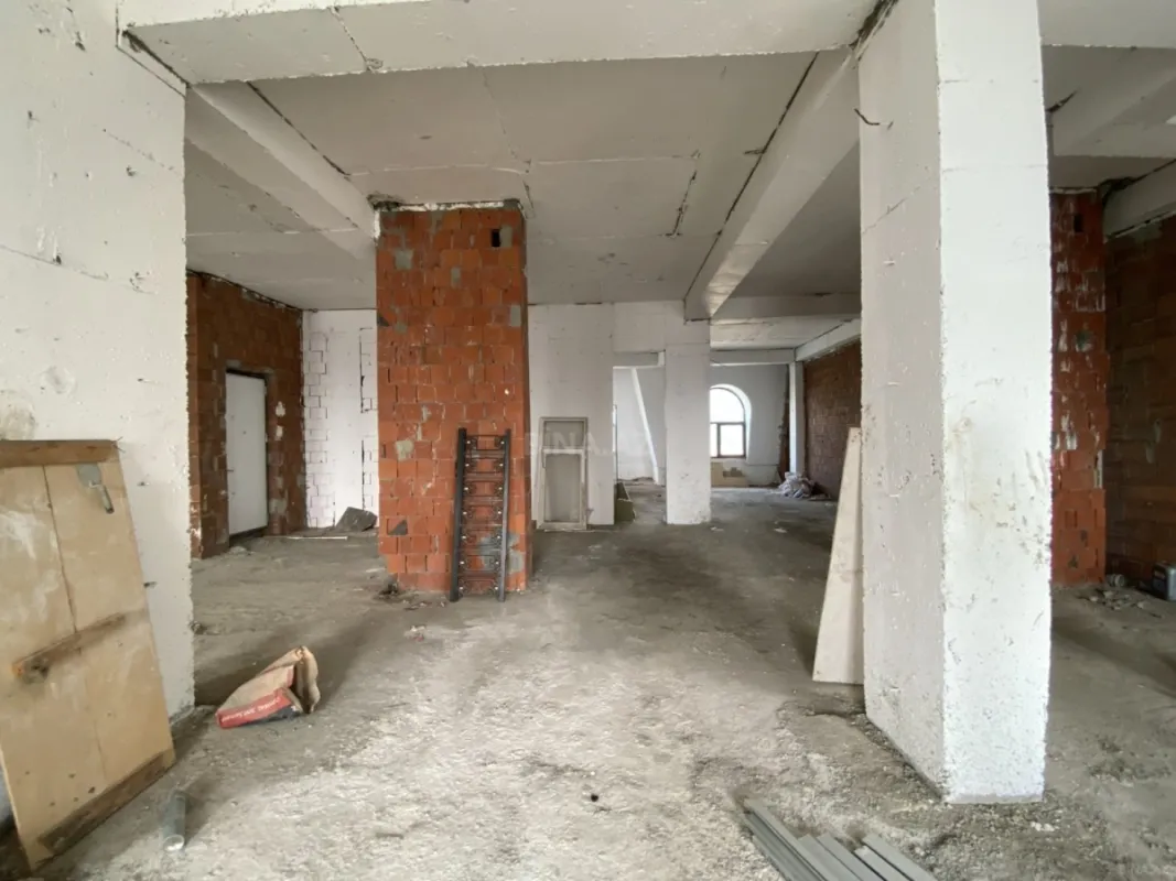 Satılır 4 otaqlı mənzil 215 m²