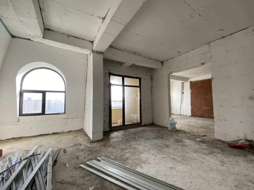 Satılır 4 otaqlı mənzil 215 m²