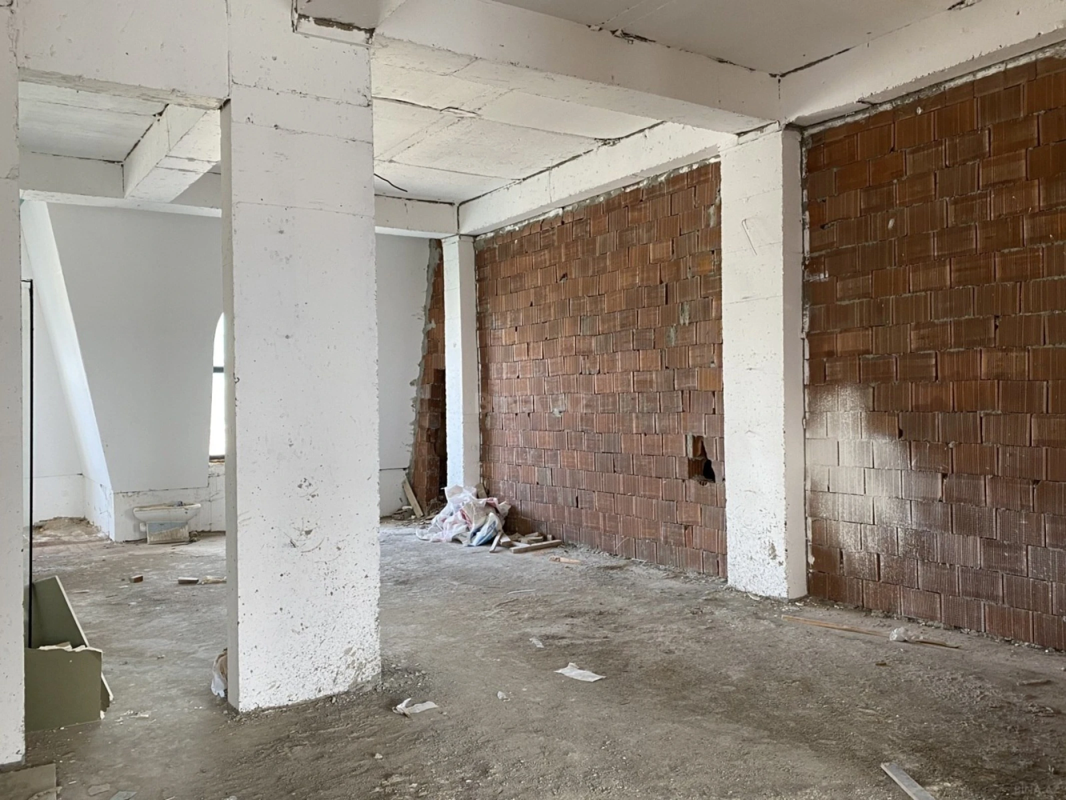 Satılır 4 otaqlı mənzil 215 m²