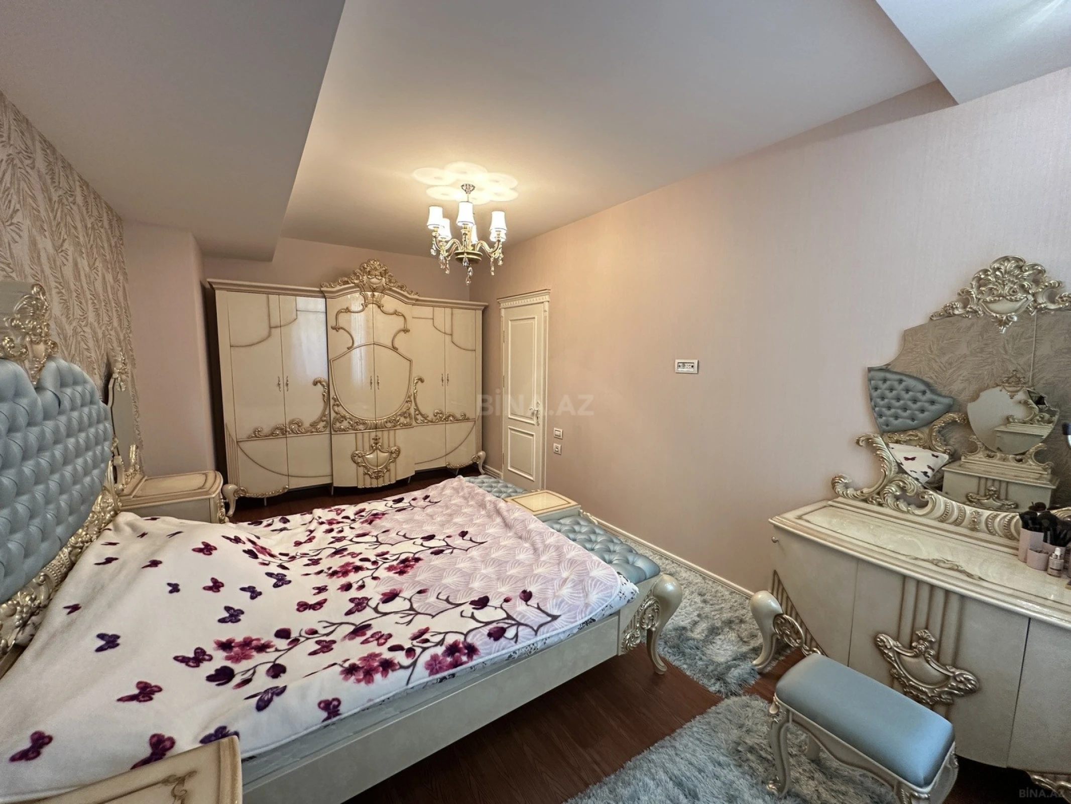 Satılır 4 otaqlı mənzil 180 m²
