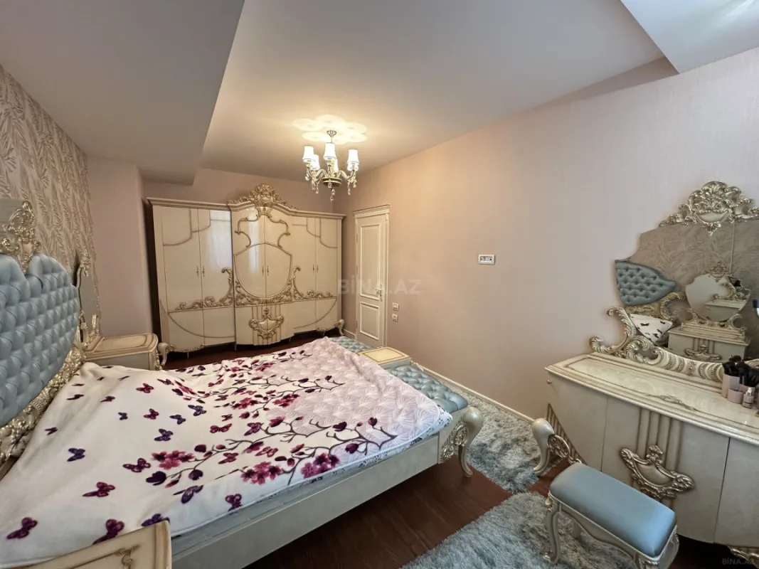 Satılır 4 otaqlı mənzil 180 m²
