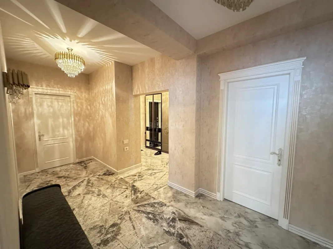Satılır 4 otaqlı mənzil 180 m²