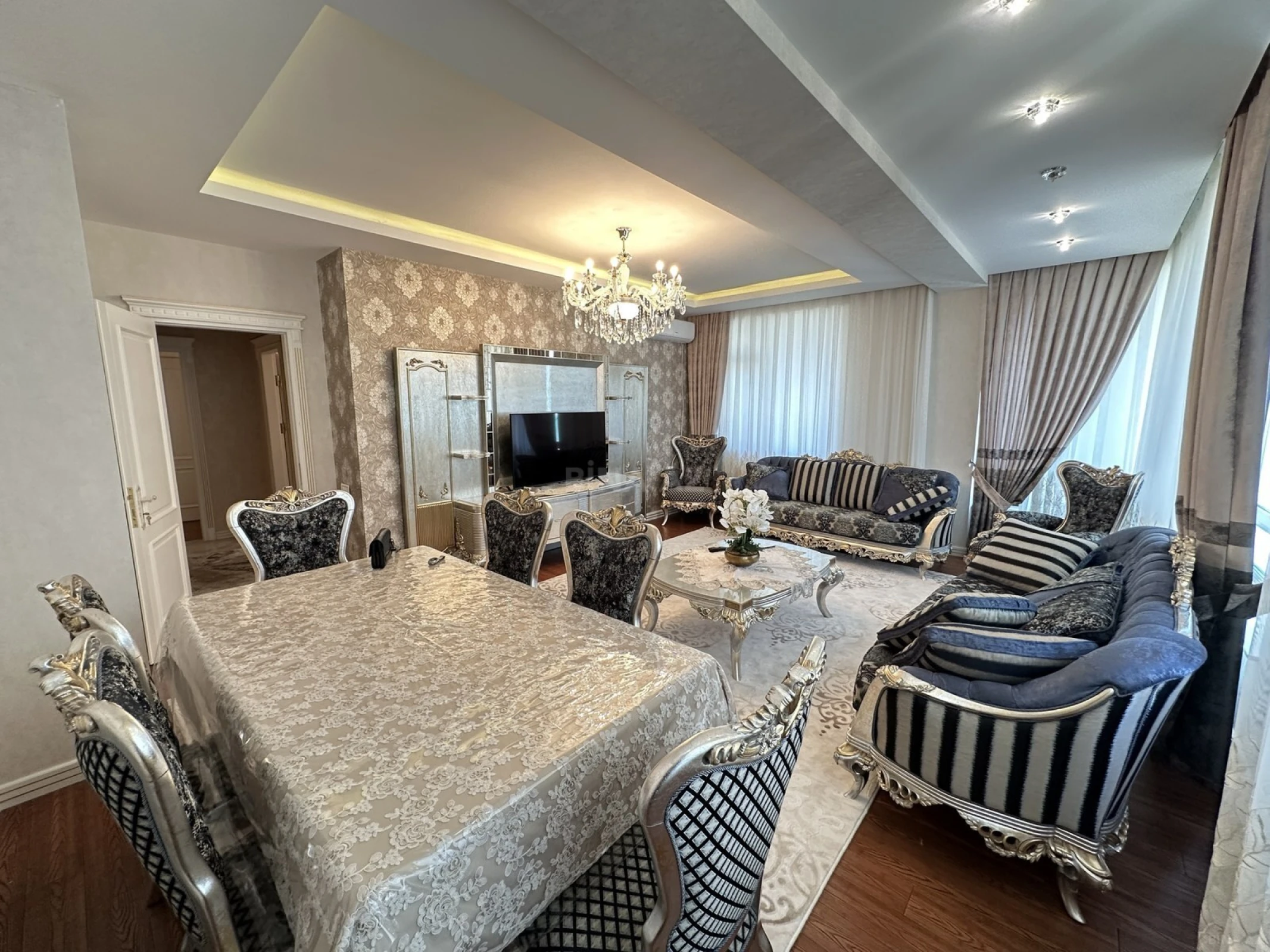 Satılır 4 otaqlı mənzil 180 m²