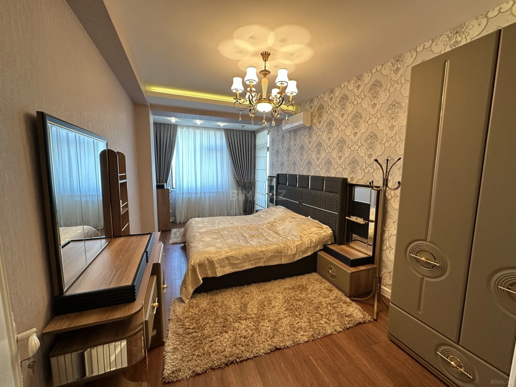 Satılır 4 otaqlı mənzil 180 m²