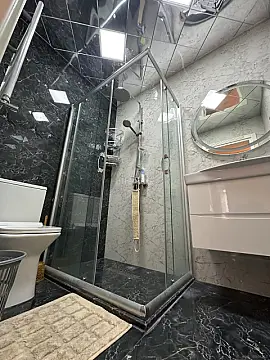 Satılır 4 otaqlı mənzil 180 m²