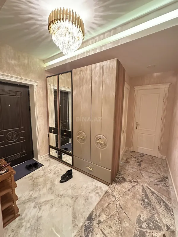 Satılır 4 otaqlı mənzil 180 m²