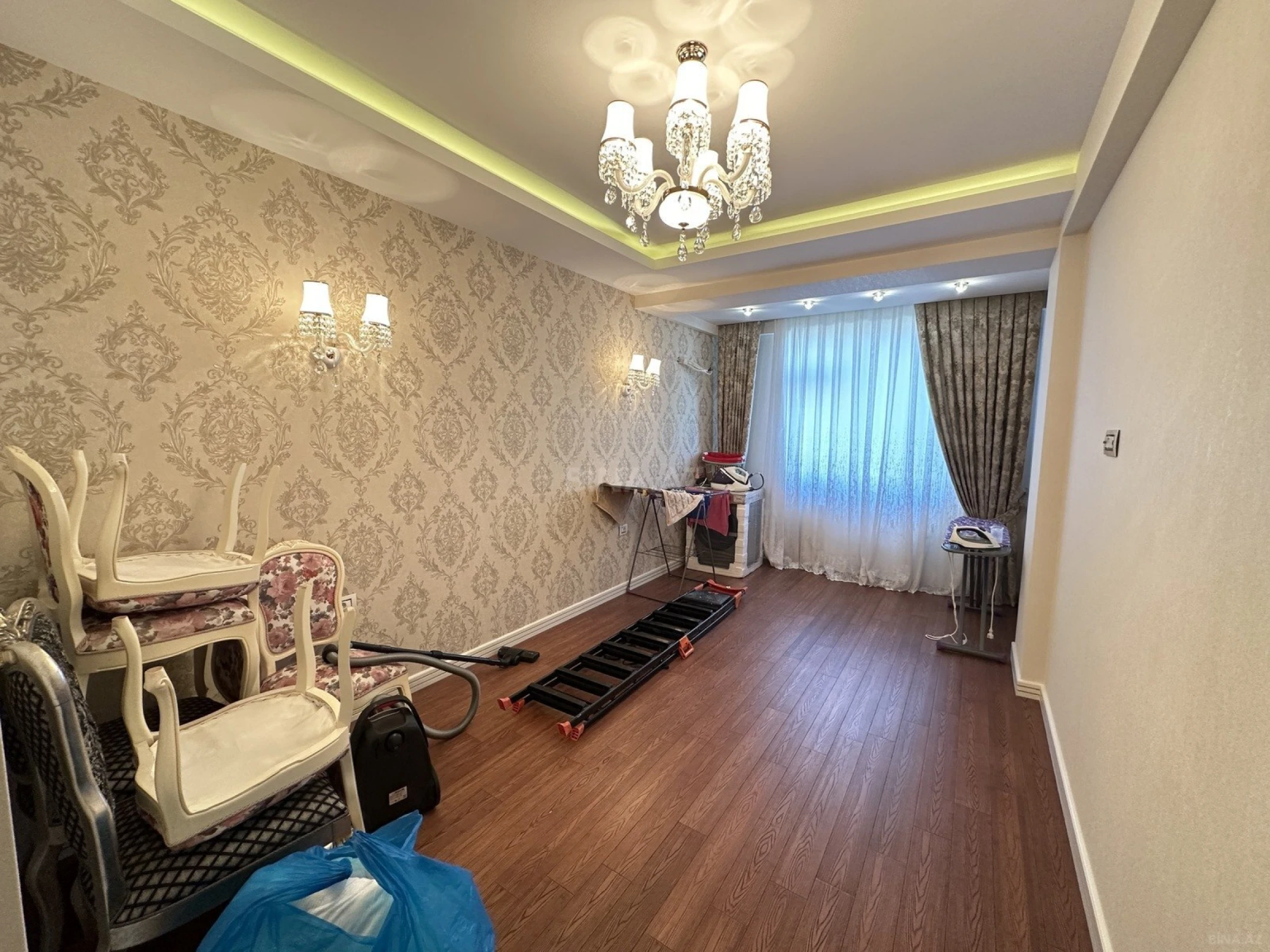 Satılır 4 otaqlı mənzil 180 m²