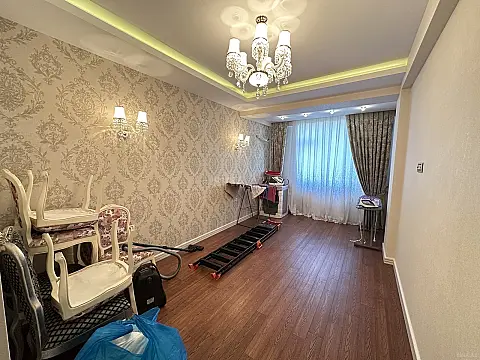Satılır 4 otaqlı mənzil 180 m²