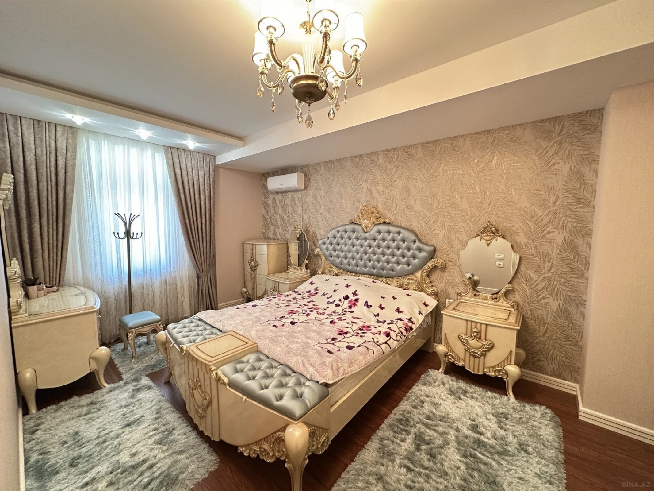 Satılır 4 otaqlı mənzil 180 m²