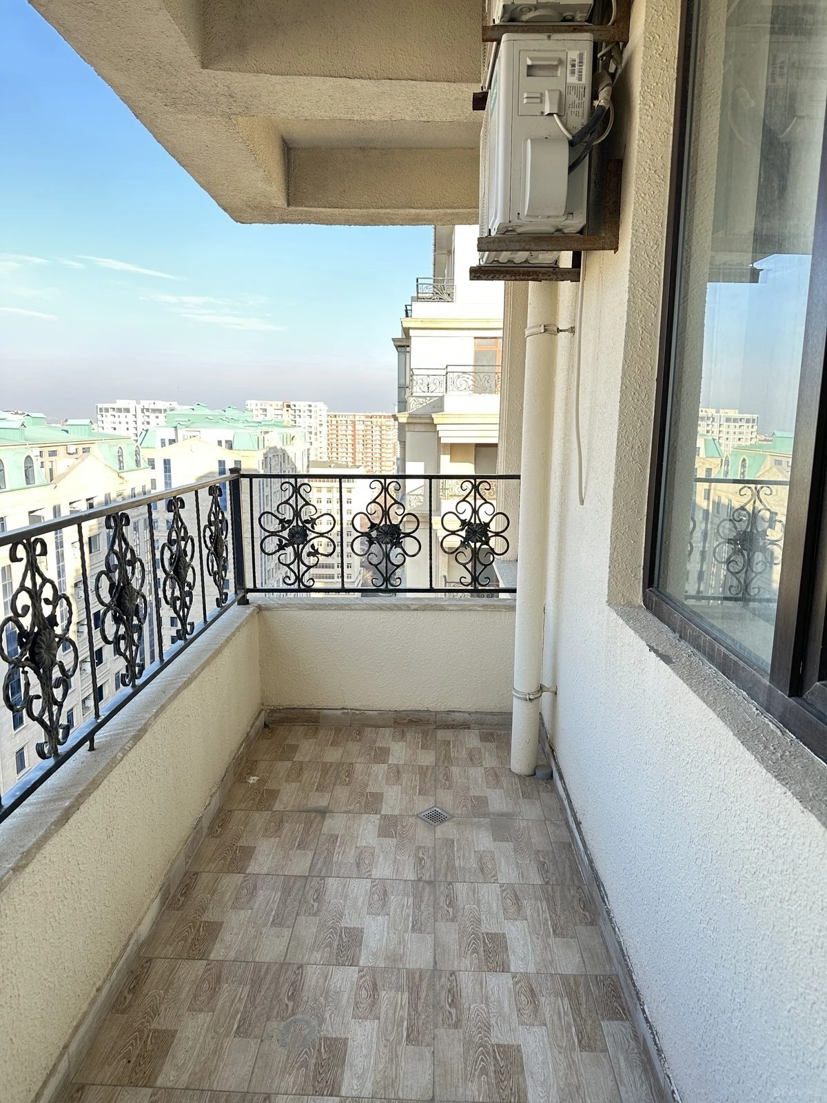 Satılır 4 otaqlı mənzil 180 m²