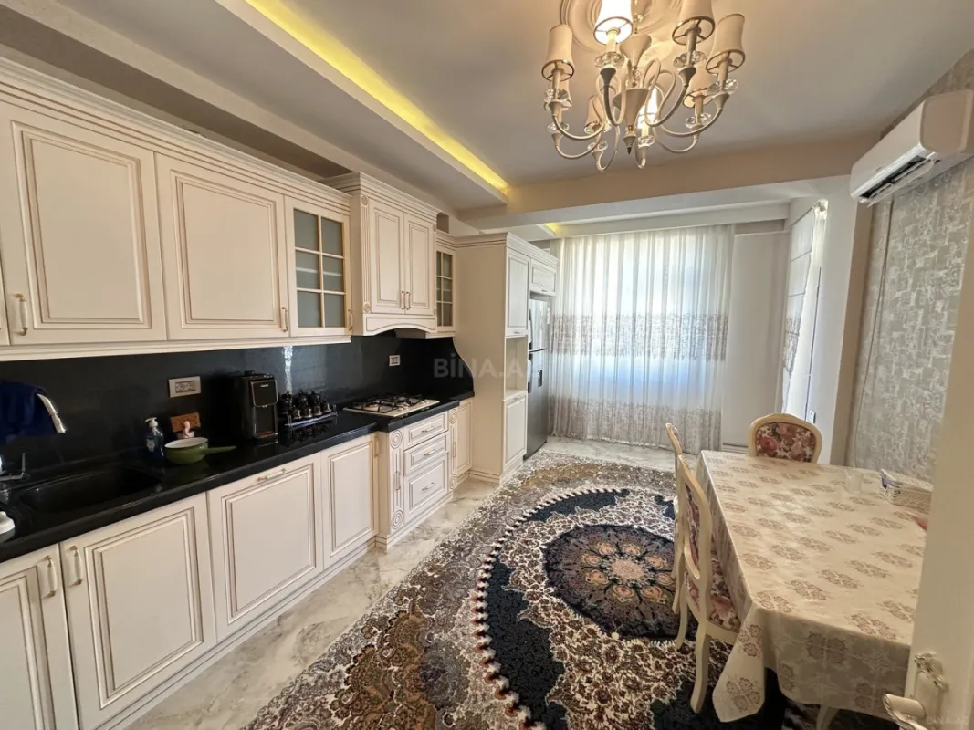 Satılır 4 otaqlı mənzil 180 m²