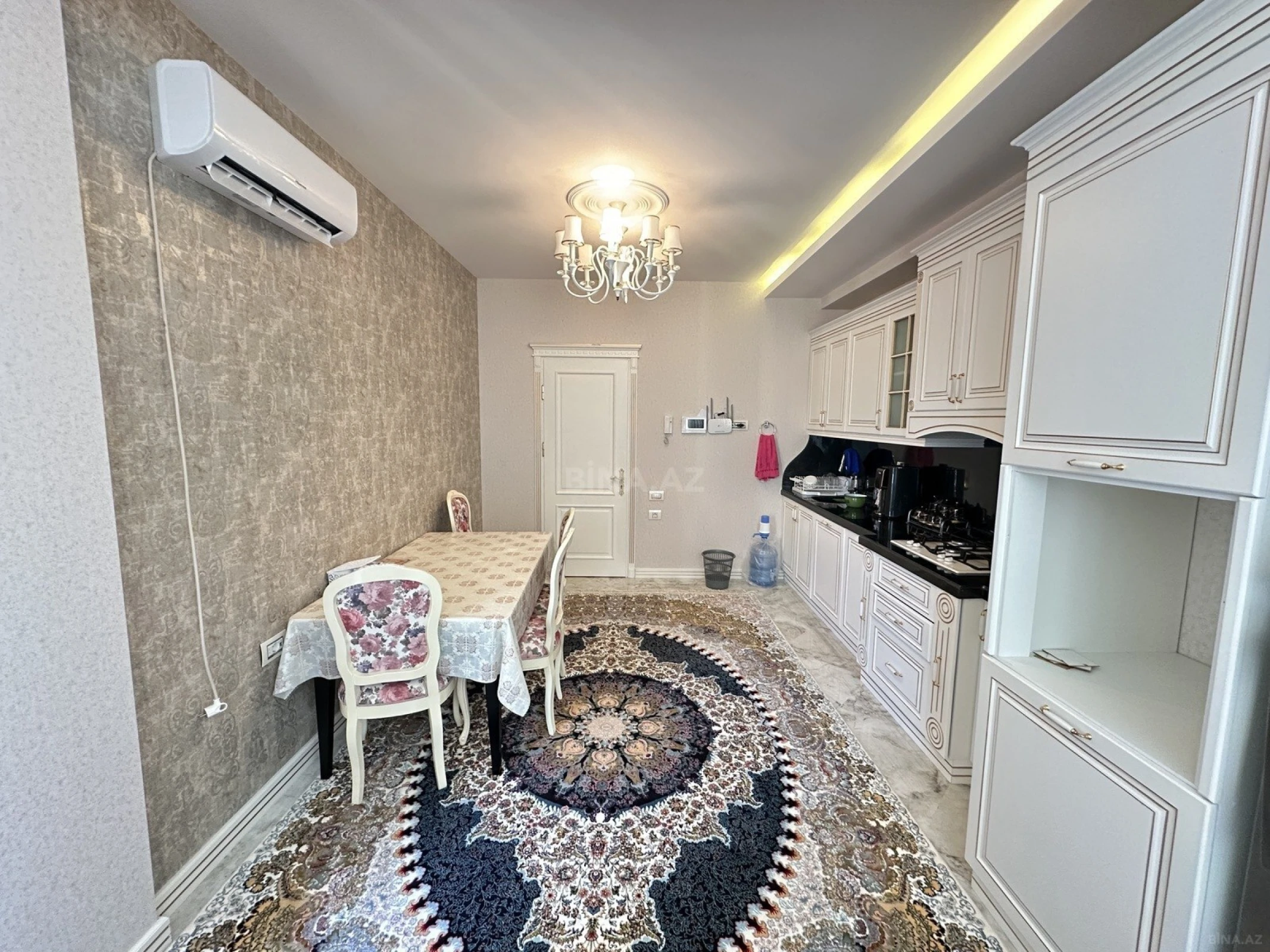 Satılır 4 otaqlı mənzil 180 m²