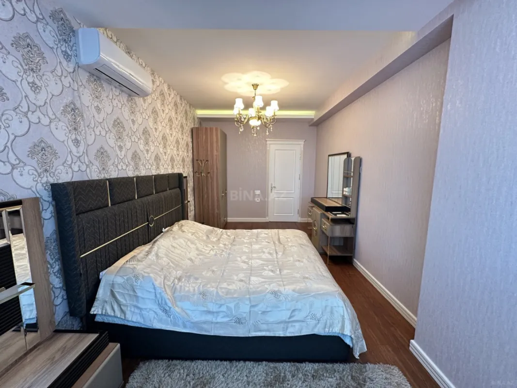 Satılır 4 otaqlı mənzil 180 m²