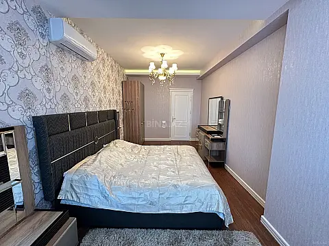 Satılır 4 otaqlı mənzil 180 m²
