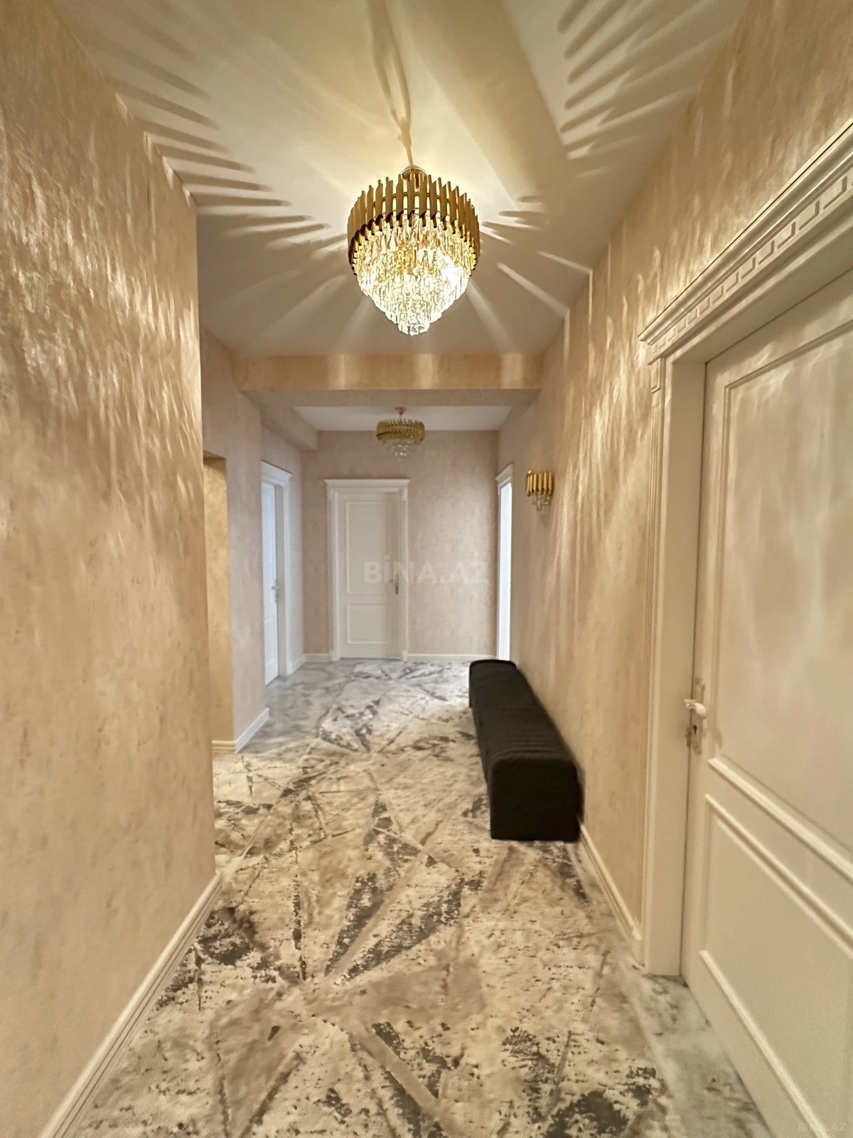 Satılır 4 otaqlı mənzil 180 m²