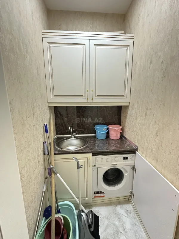Satılır 4 otaqlı mənzil 180 m²