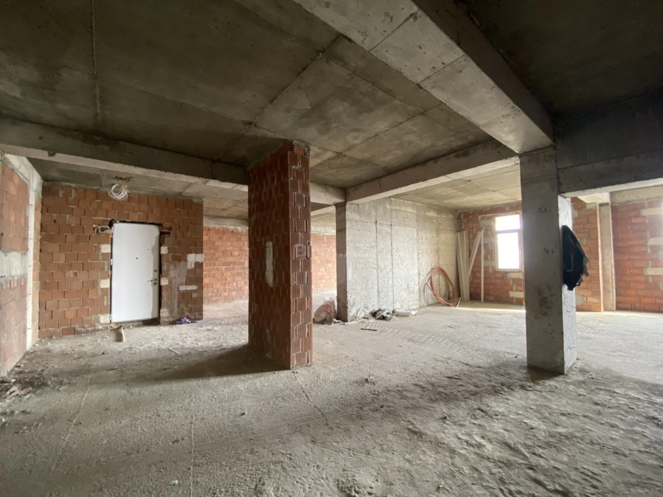 Satılır 3 otaqlı mənzil 166 m²