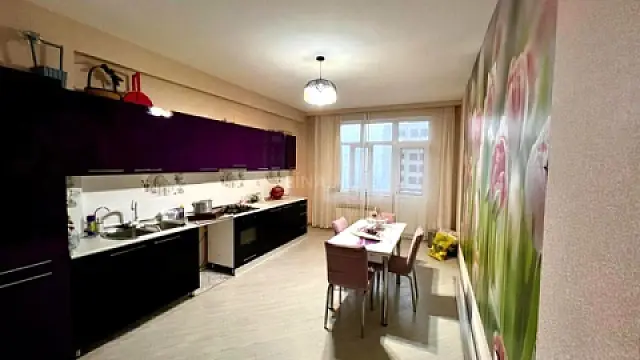 Satılır 3 otaqlı mənzil 130 m²