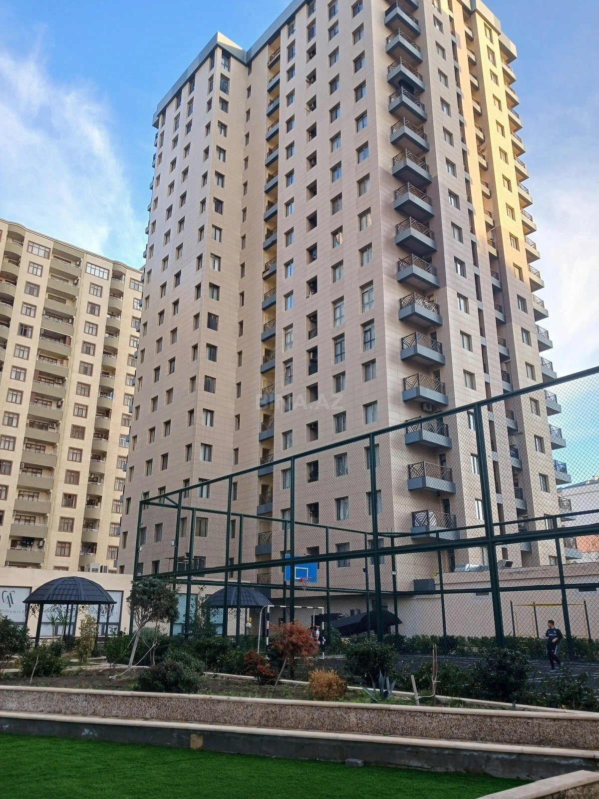 Satılır 4 otaqlı mənzil 190 m²