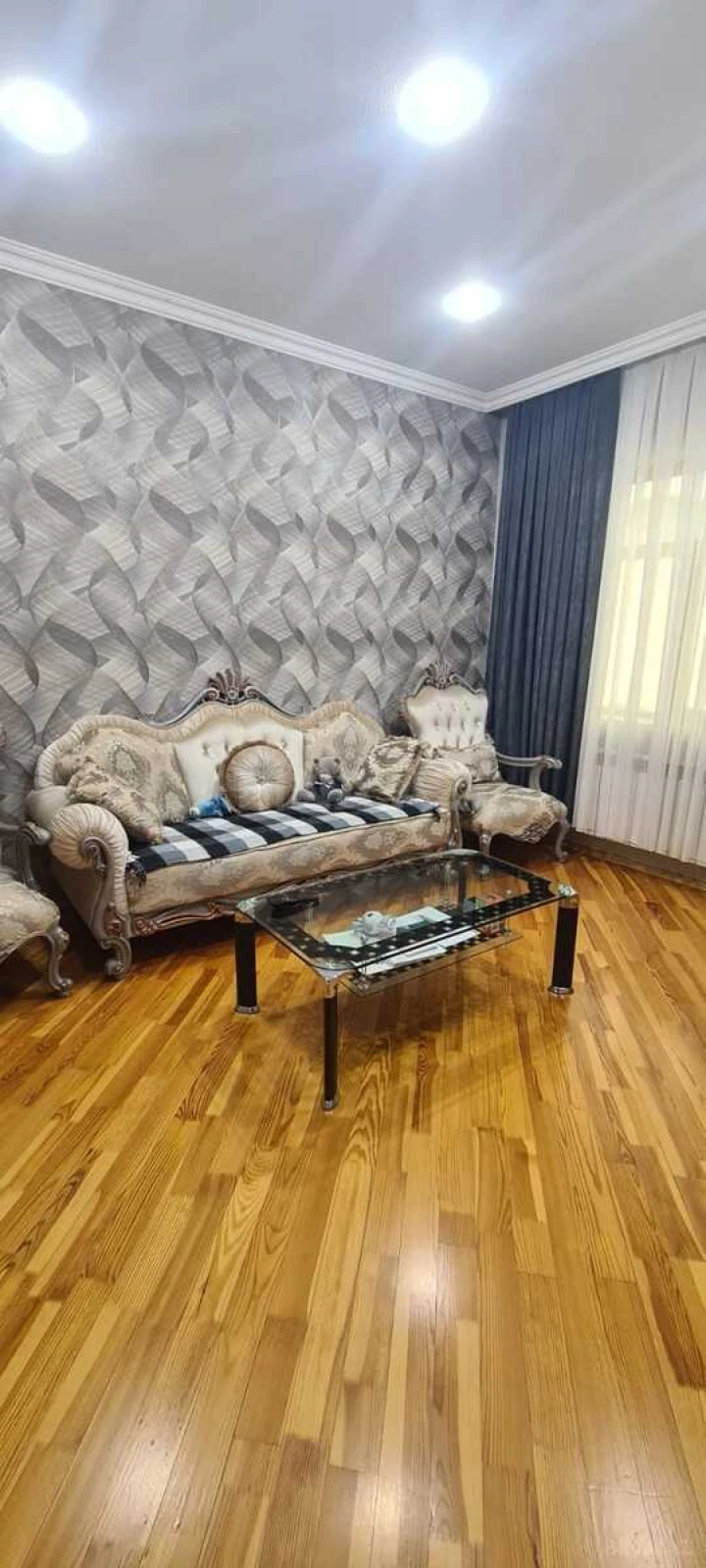 Satılır 5 otaqlı həyət evi 200 m²